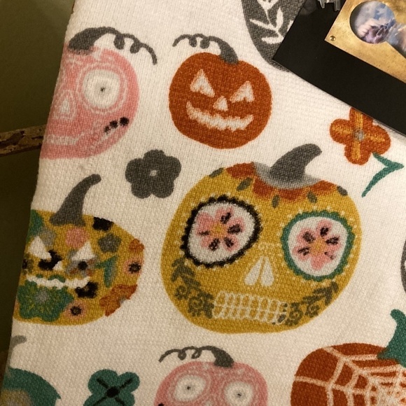 NWT! CYNTHIA ROWLEY CURIOUS FLORAL SKULL PUMPKINS HALLOWEEN KITCHEN TOWELS - Picture 2 of 5